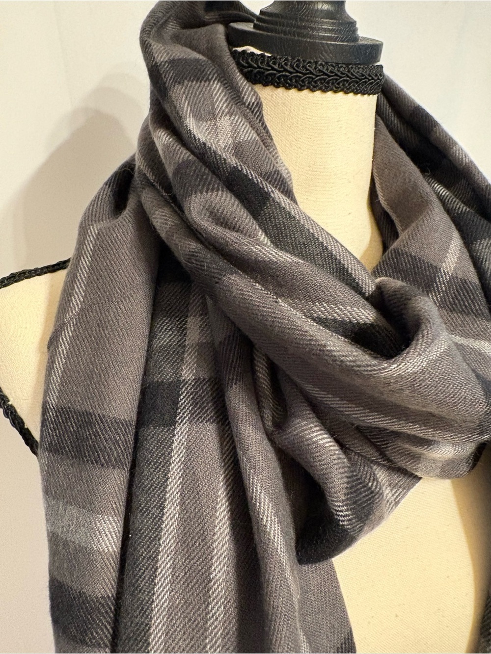 Liz Claiborne Gray Plaid Scarf OS.